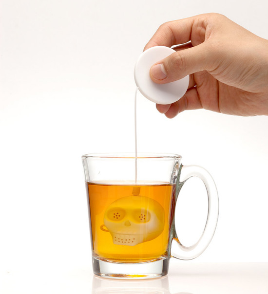 lee-jinyoung-skull-tea-infuser-designboom-01