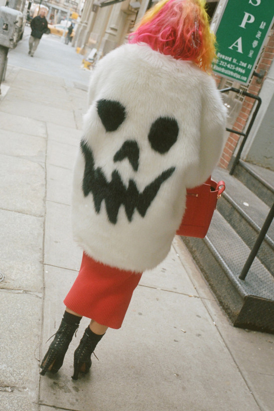 holiday-shopping-street-style _skull