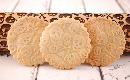 skull-crossbones-rolling-pin-3