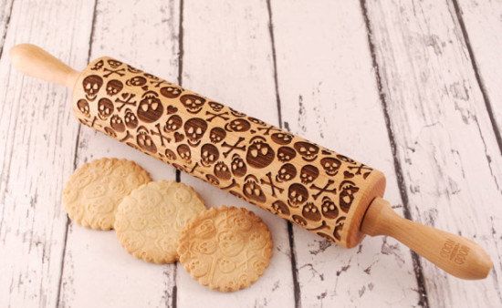 skull-crossbones-rolling-pin-595x366